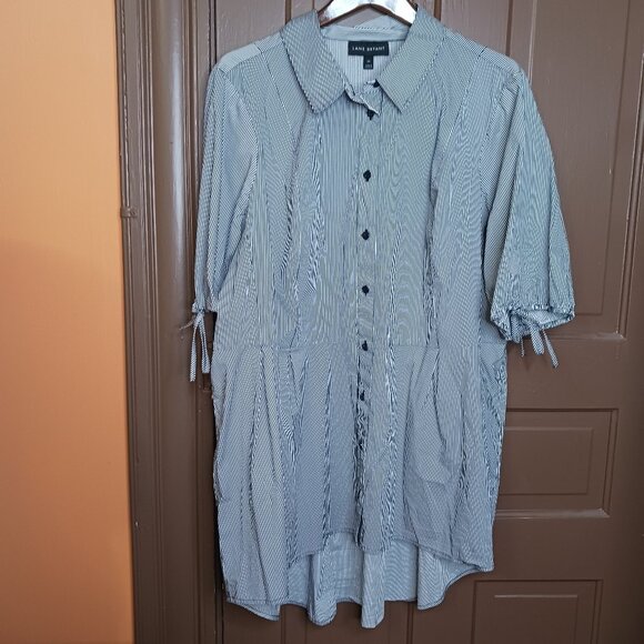 Lane Bryant Women's Button Down Short Sleeve Shirt/ Top size 24 - Picture 1 of 10
